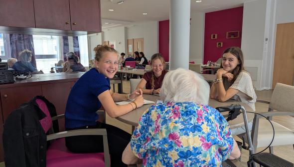 Collège Saint-Stanislas : une rencontre touchante entre élèves et résidents d’EHPAD